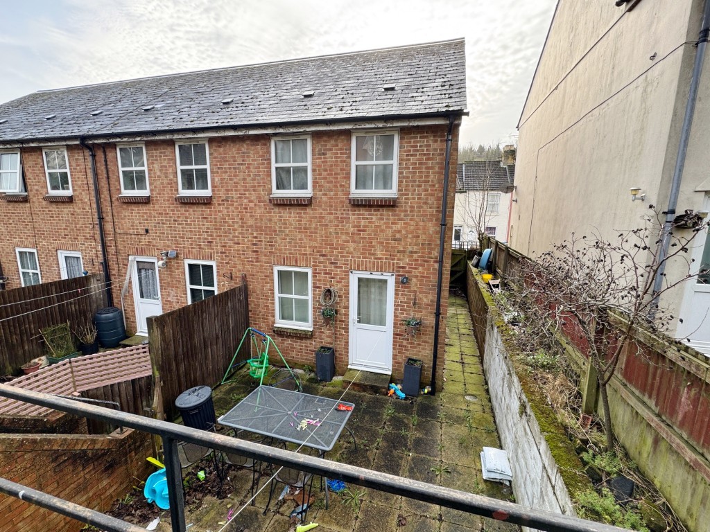 Lot: 180 - FREEHOLD MODERN END-TERRACE HOUSE INVESTMENT - Rear of property